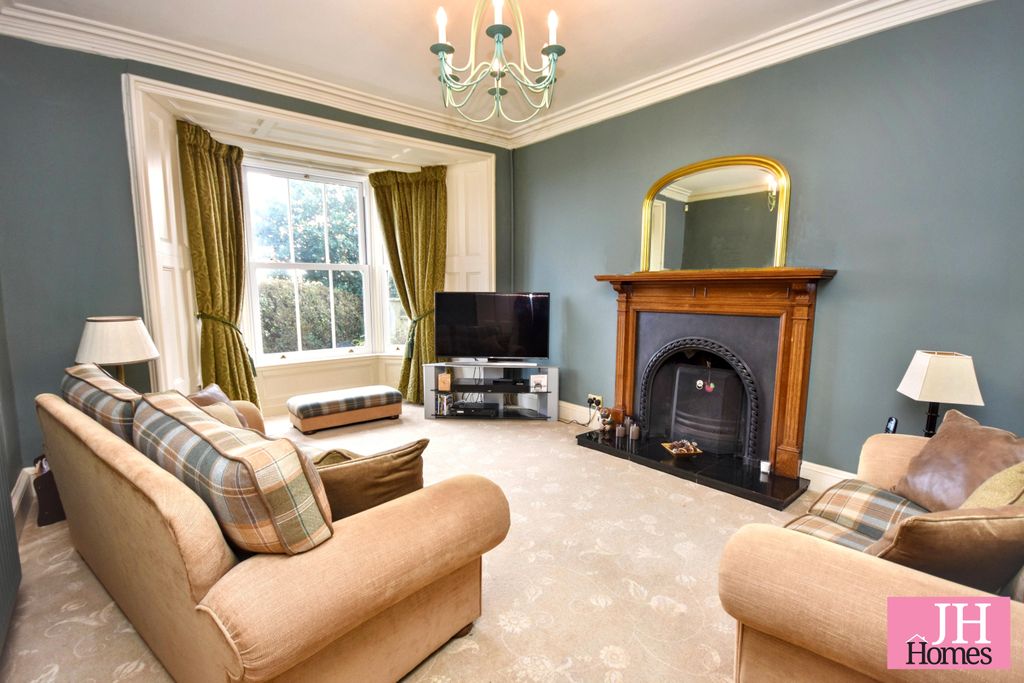 Property photo 2 of 31