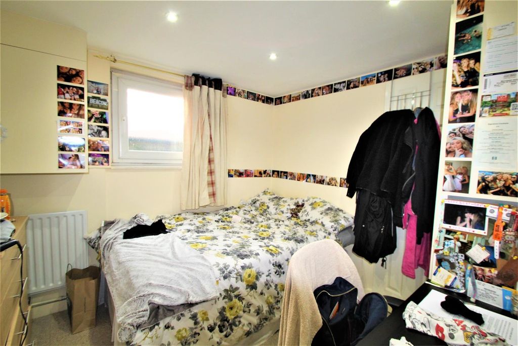 Property photo 3 of 7 Cozy Double Bedroom Featuring A Bright Window, Flo...