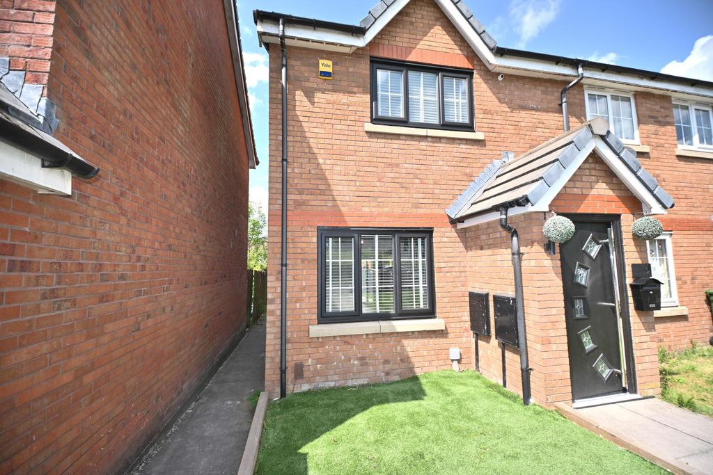 Property photo 3 of 18 Shawcroft View, Bolton, Bl1 8Uu