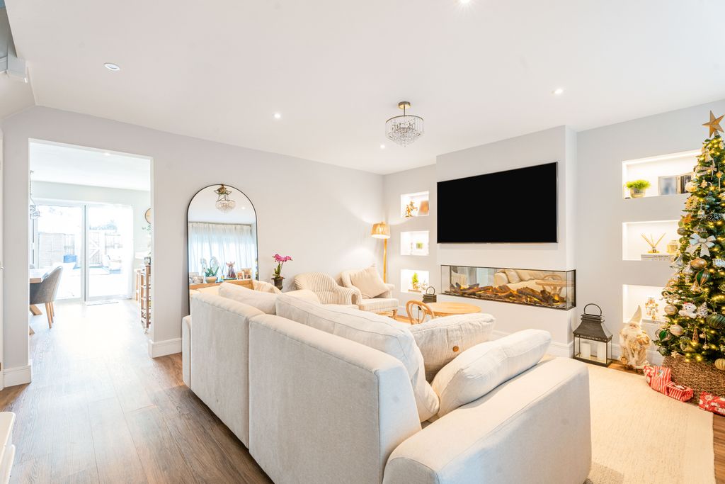 Property photo 3 of 12 Lounge