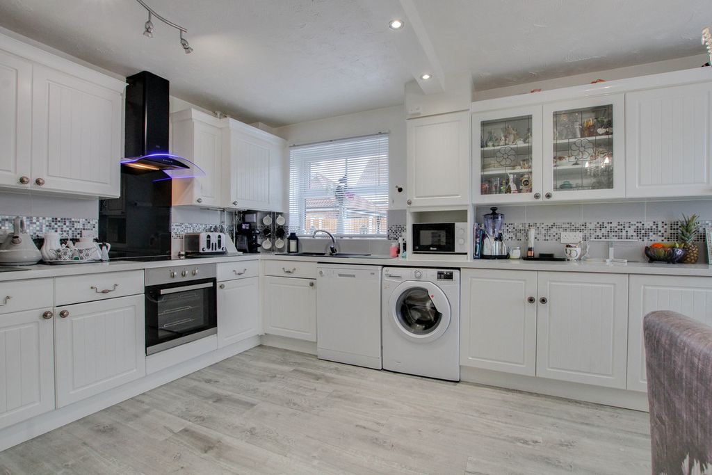 Property photo 2 of 32