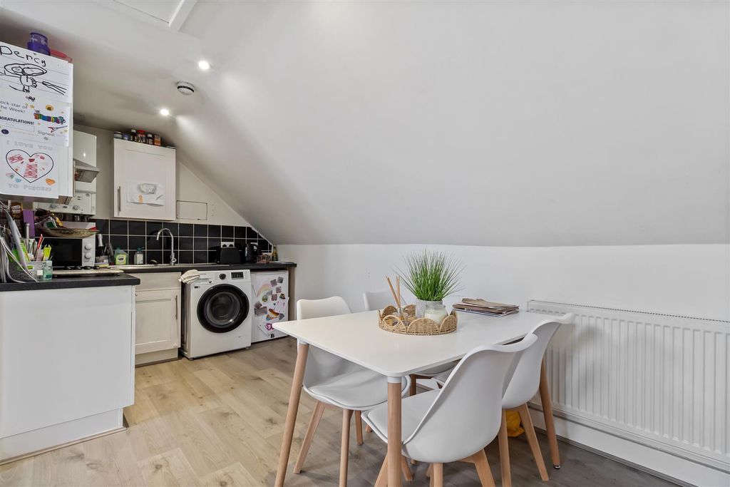Property photo 3 of 13 Cowper Road 24 Flat 6-001.Jpg