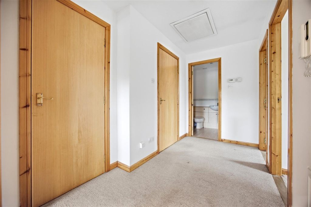 Property photo 2 of 12 04-112_Glen_Sannox_Drive_Cumbernauld_004.Jpg