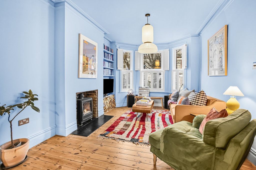 Property photo 2 of 17 Lounge