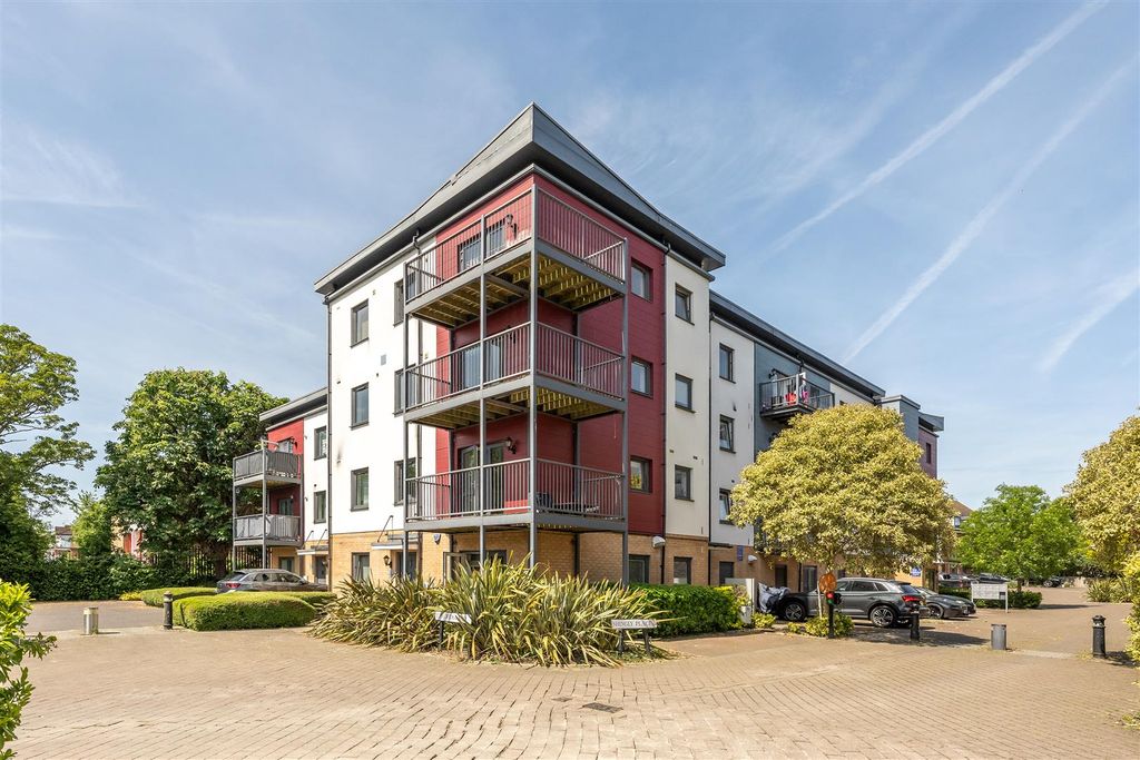 Property photo 1 of 18 Shingly Place, E4
