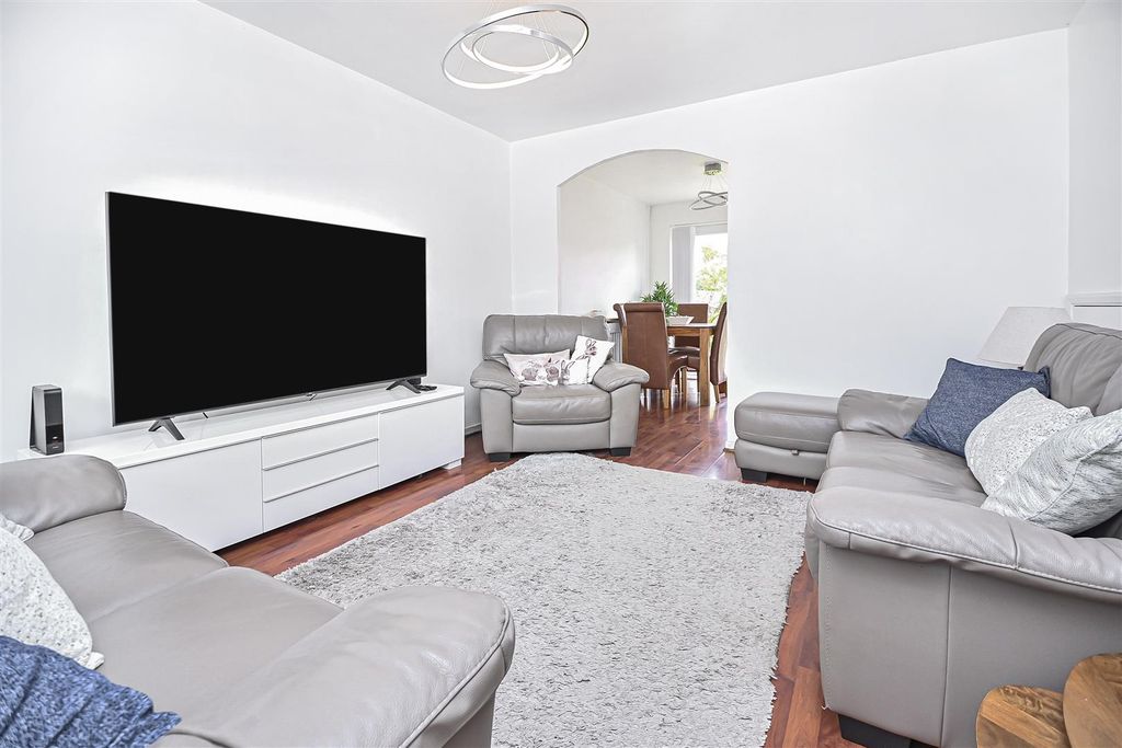 Property photo 3 of 31 3 Adwell Close Lounge (1).Jpg