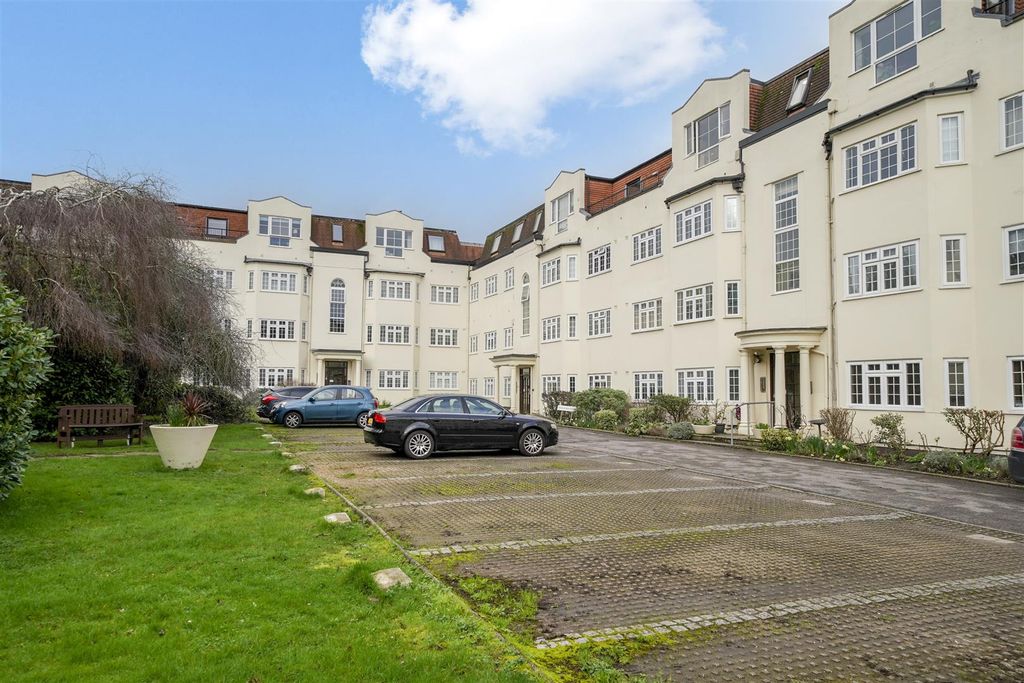 Property photo 1 of 15 Flat 34A, Etchingham Court - Knc5Nb6Itit3Ao25Nkye.