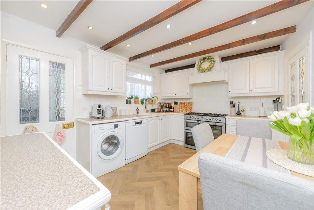 Property photo 3 of 10 Kitchen