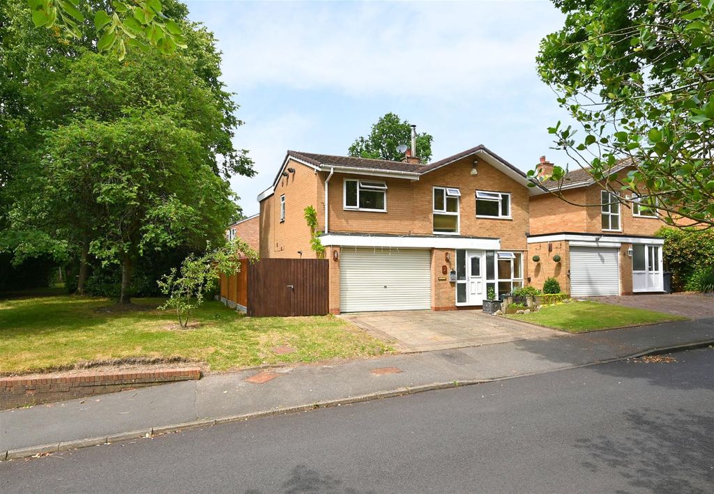 Property photo 1 of 26 2 Christchurch Close.Jpg