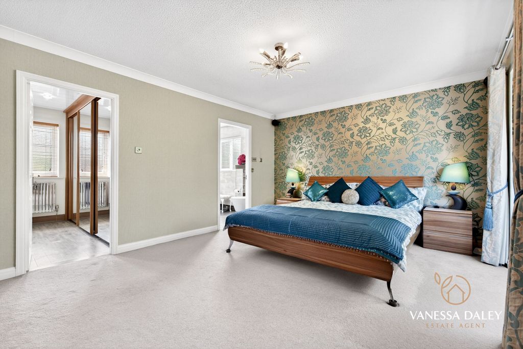 Property photo 3 of 45
