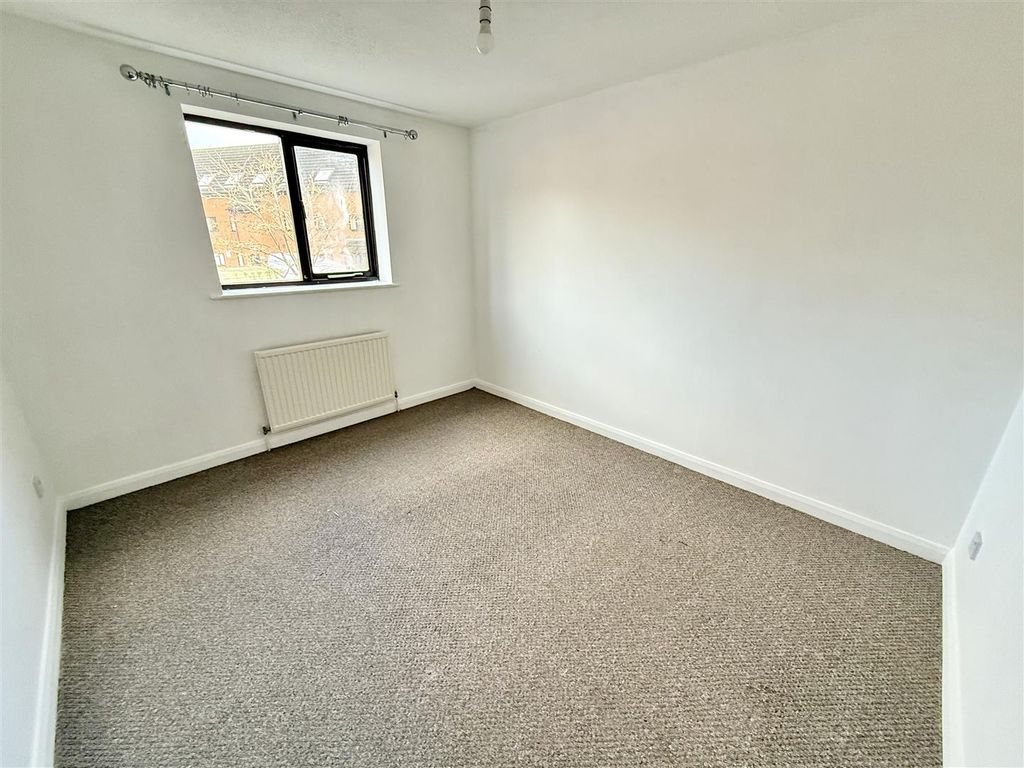 Property photo 1 of 6 Bedroom