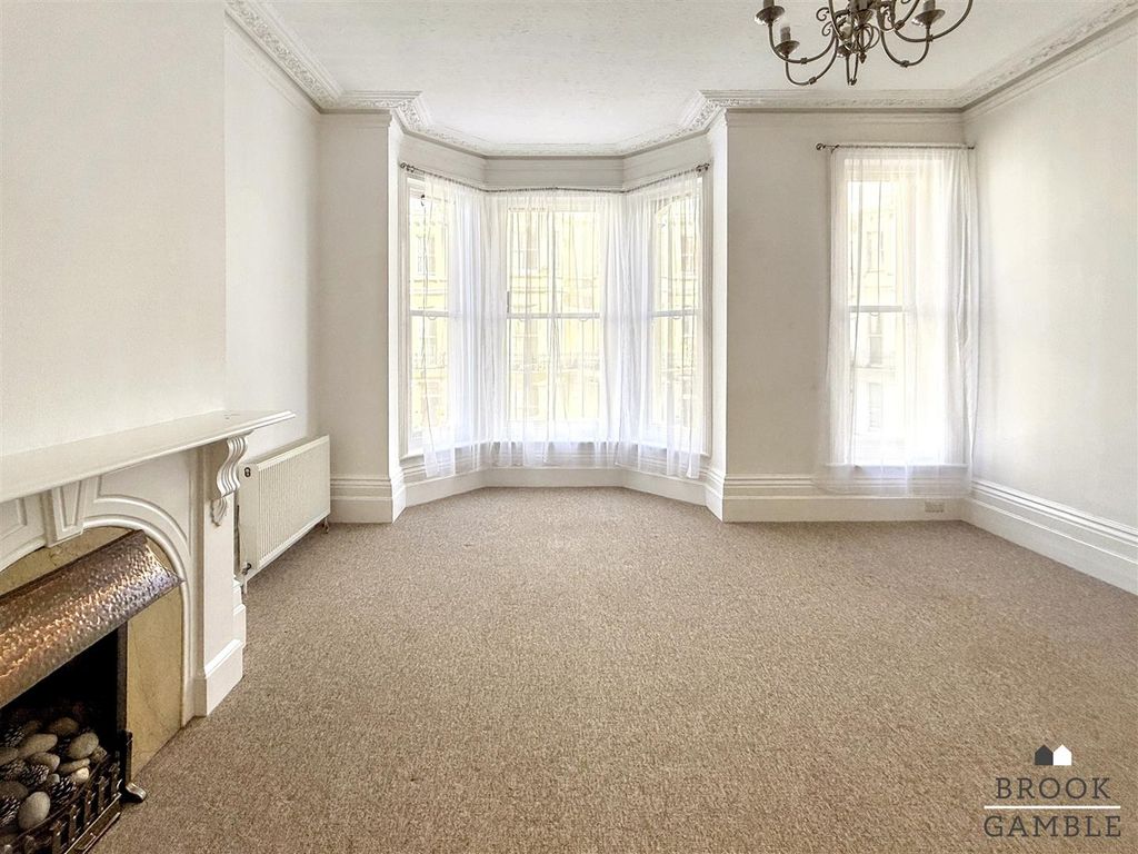 Property photo 3 of 11 01323 438506