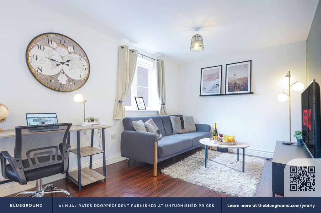 Property photo 3 of 18 Living Room