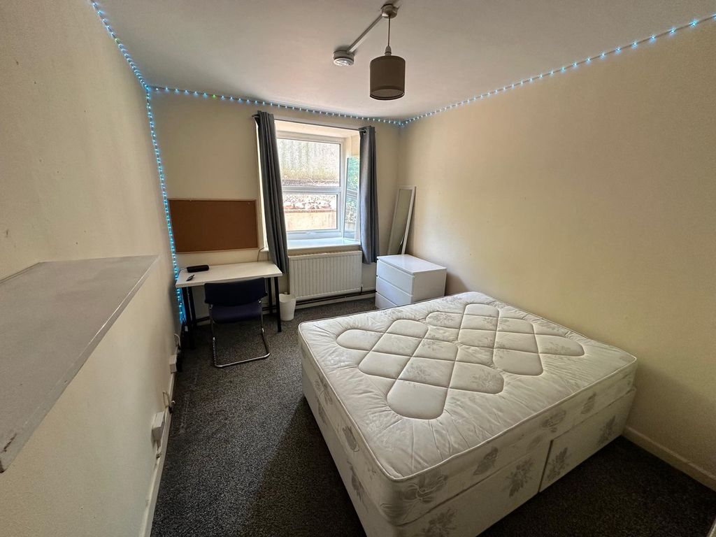 Property photo 1 of 17 A Bright And Spacious Double Bedroom Featuring A c...