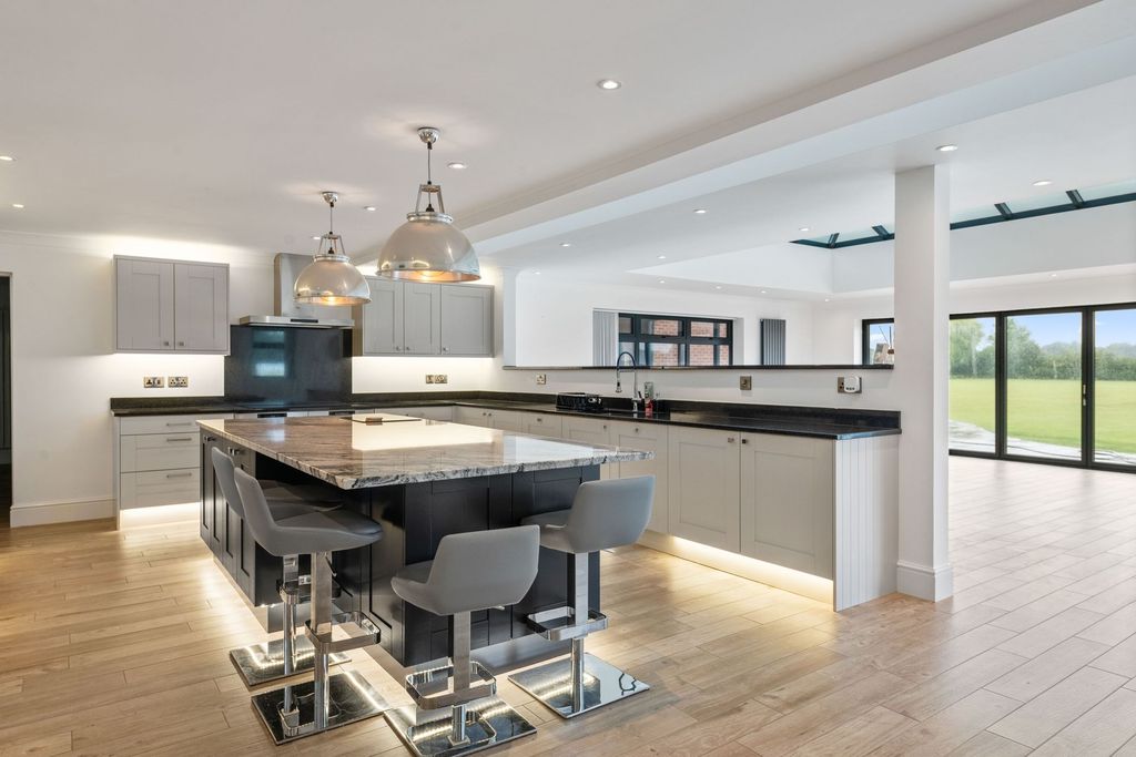 Property photo 3 of 44