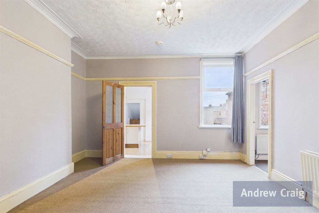 Property photo 3 of 15 Lounge