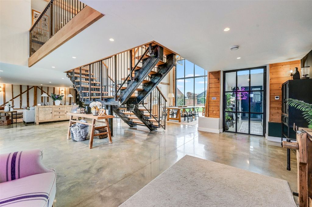 Property photo 2 of 20 Entrance