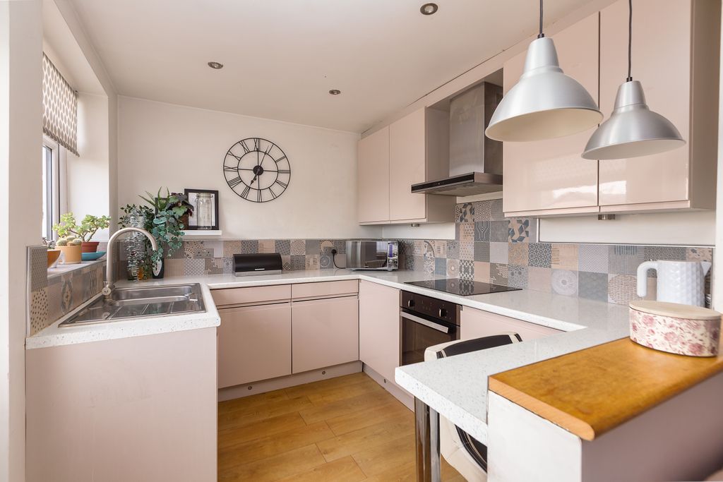 Property photo 3 of 18 Kitchen