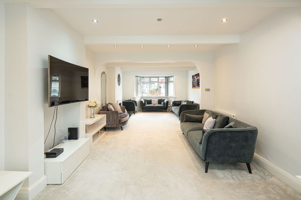 Property photo 2 of 32