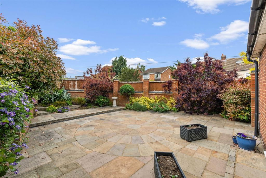 Property photo 3 of 19 Low Maintenance Garden