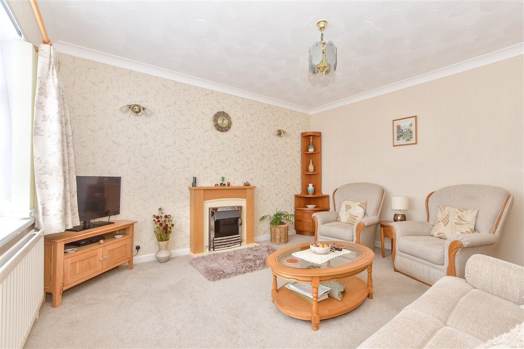 Property photo 3 of 11 Lounge