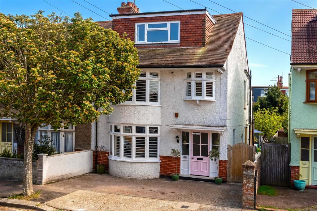 Property photo 1 of 22 Westbourne Ave_8.Jpg