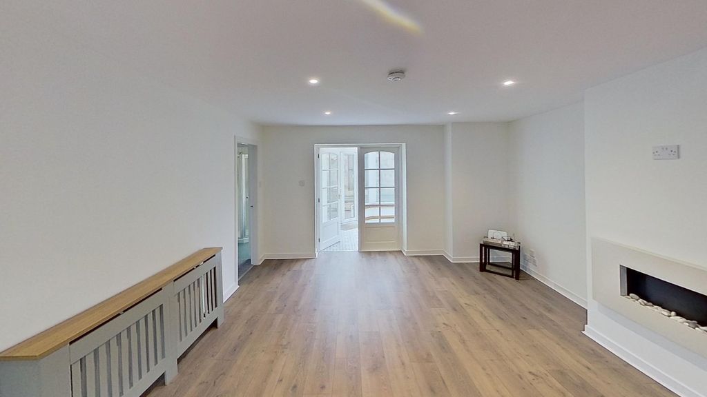 Property photo 3 of 10 Photo 3