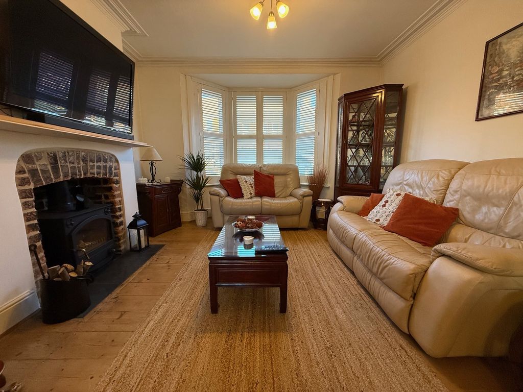 Property photo 2 of 17 Lounge