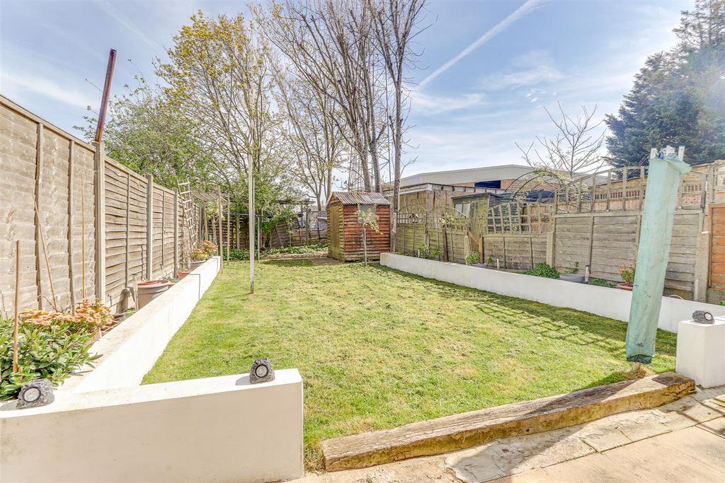 Property photo 2 of 11 Garden