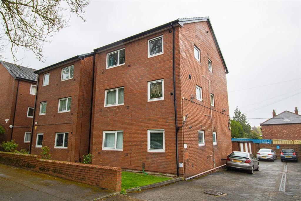 Property photo 1 of 11 Queens Court Block