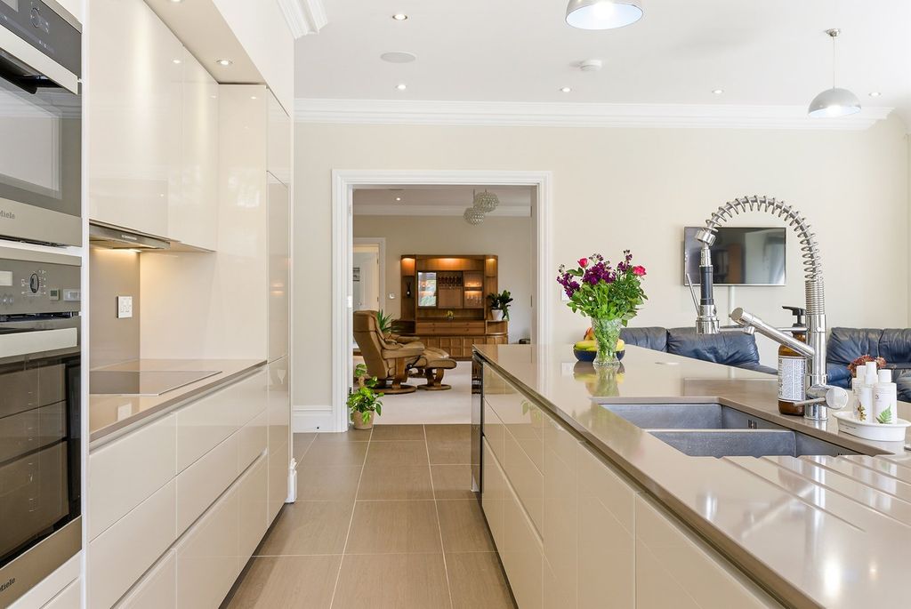 Additional image 7 of 3 bed flat for saleQueen Elizabeth Crescent, Beaconsfield, Buckinghamshire HP9