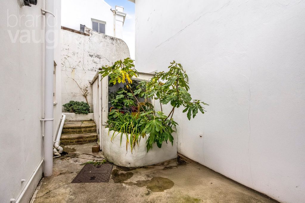 Property photo 2 of 21 Picture No. 15