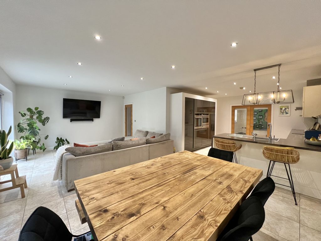 Property photo 3 of 33