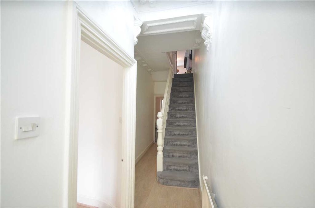 Property photo 2 of 12 Entrance Hall