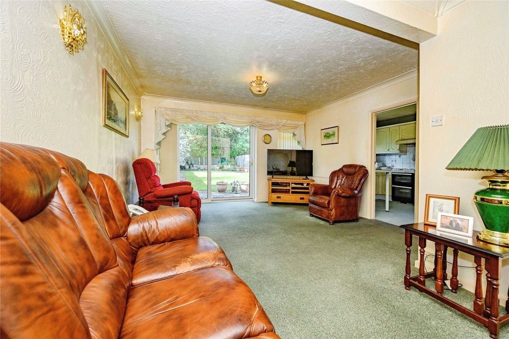 Property photo 3 of 17 Lounge