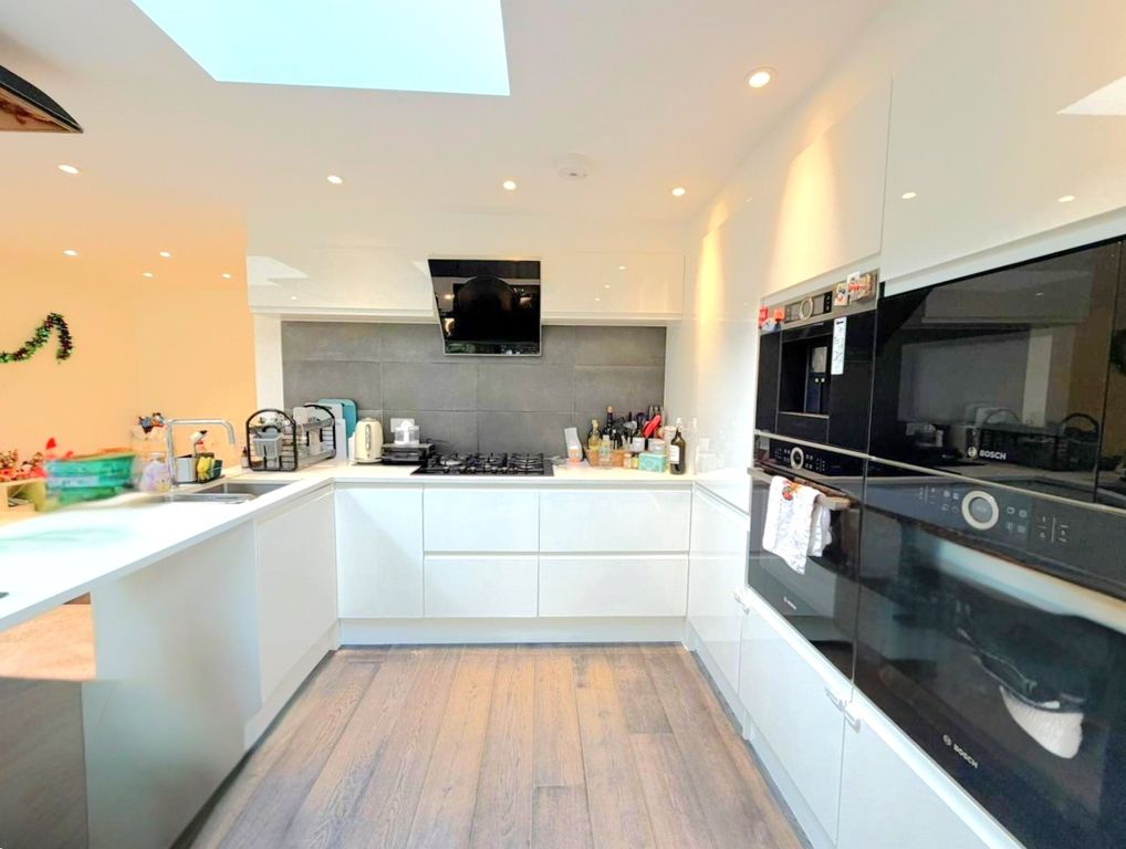 Property photo 3 of 10 Kitchen