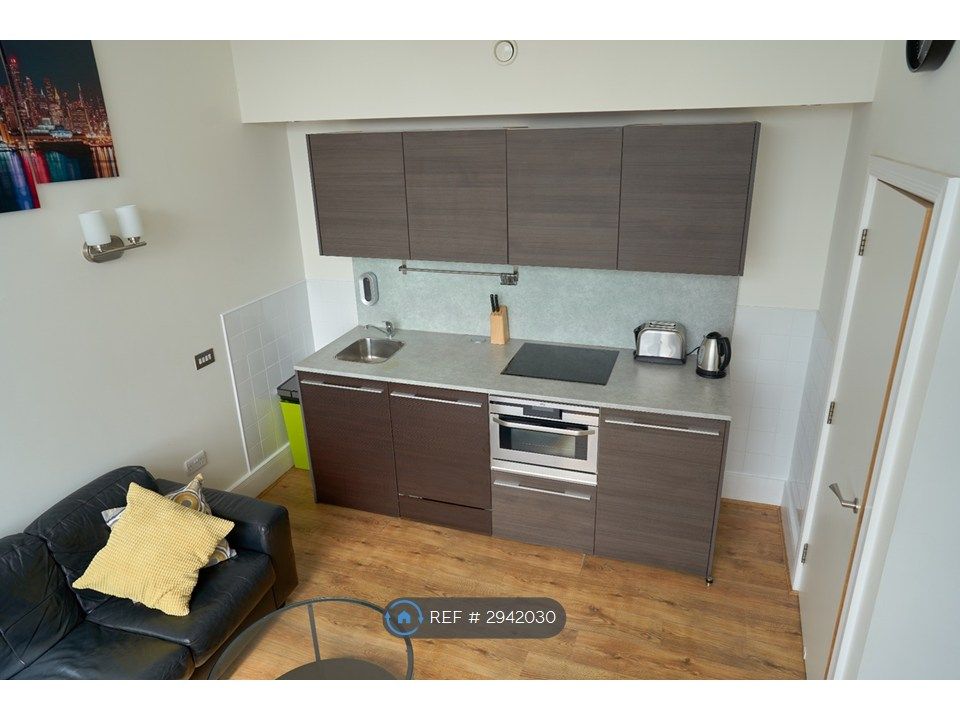 Property photo 3 of 27 Living Room/Kitchen