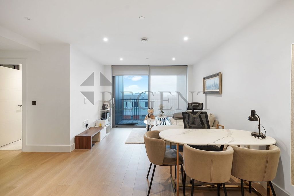Property photo 3 of 10 Dining Area