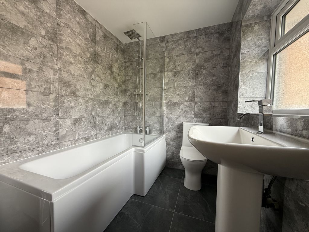 Property photo 3 of 20 Bathroom