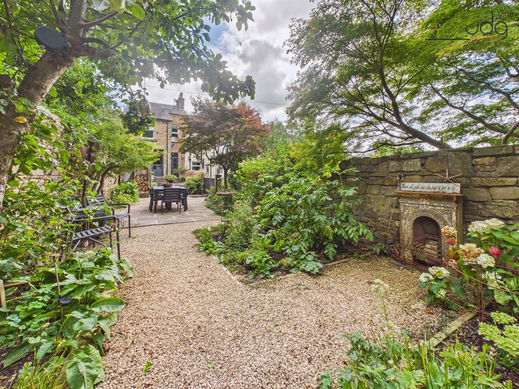 Property photo 2 of 28 A Beautiful Garden Made For Outdoor Living