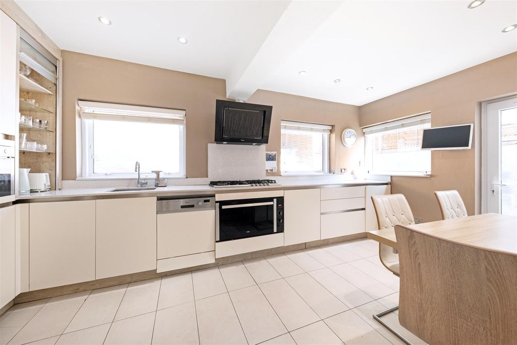 Property photo 3 of 18 Kitchen