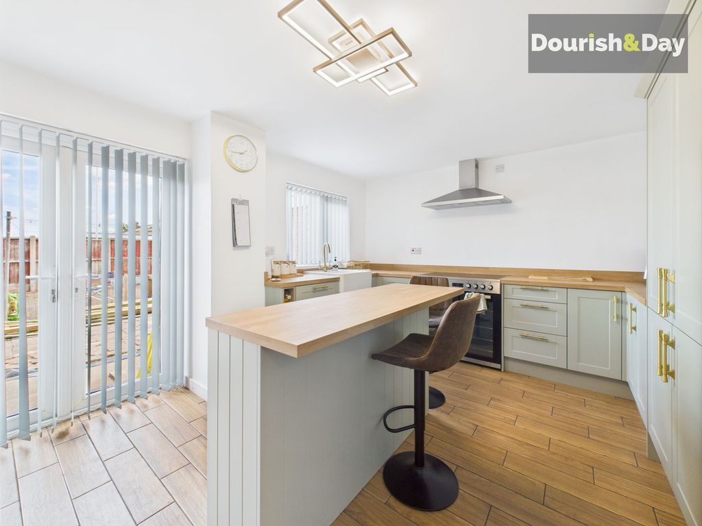 Property photo 3 of 10 Kitchen