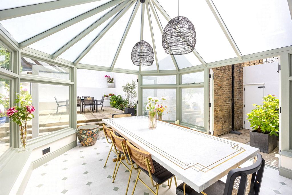 Property photo 1 of 18 Conservatory