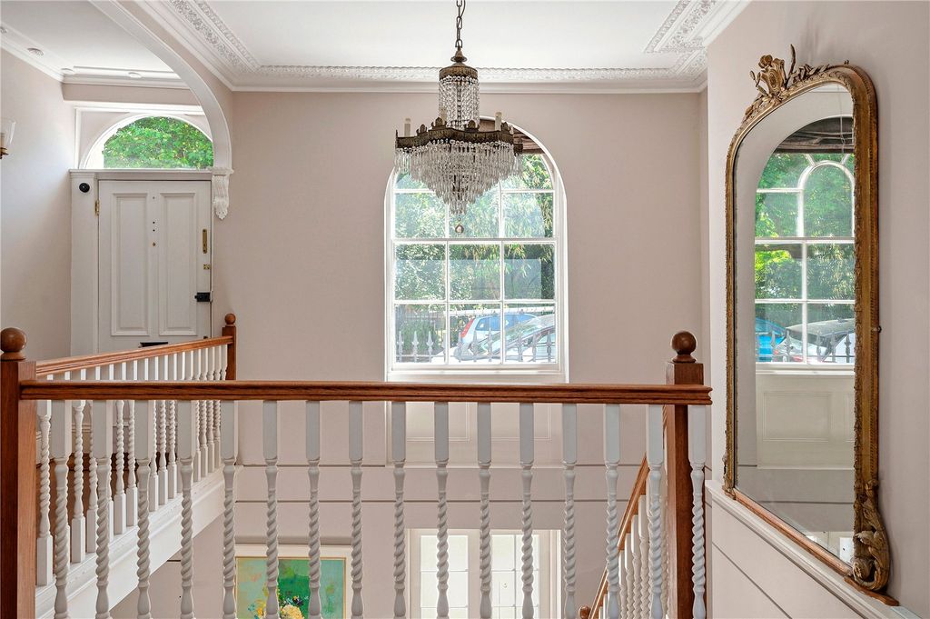 Property photo 3 of 18 Hallway