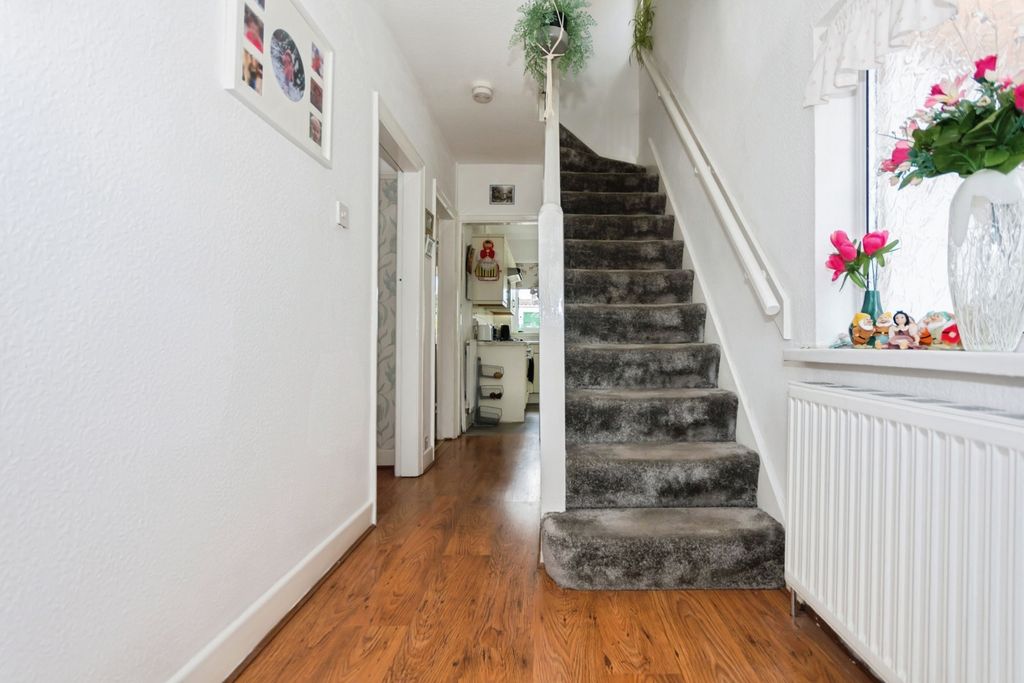 Property photo 2 of 16 Hallway