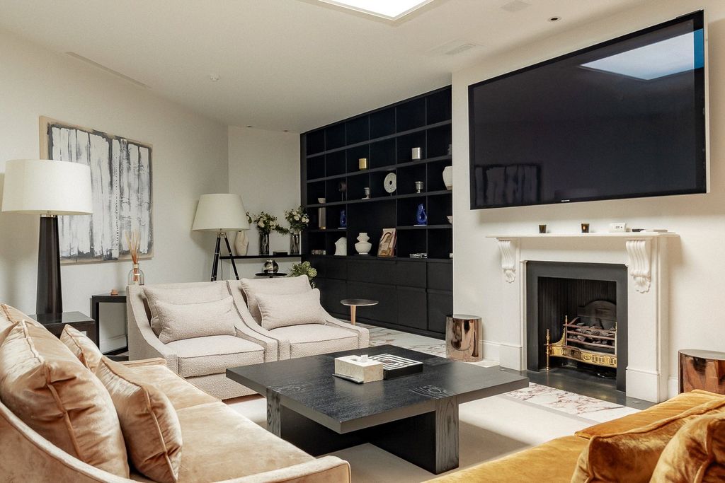 Property photo 3 of 21 Living Room