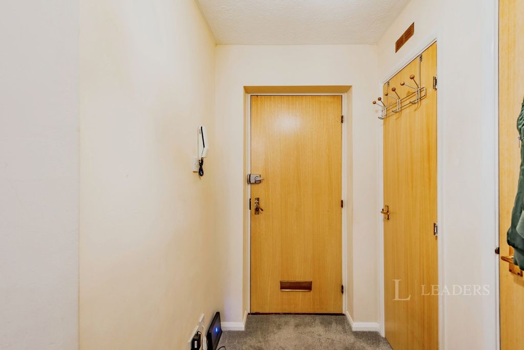 Property photo 2 of 11 Hallway
