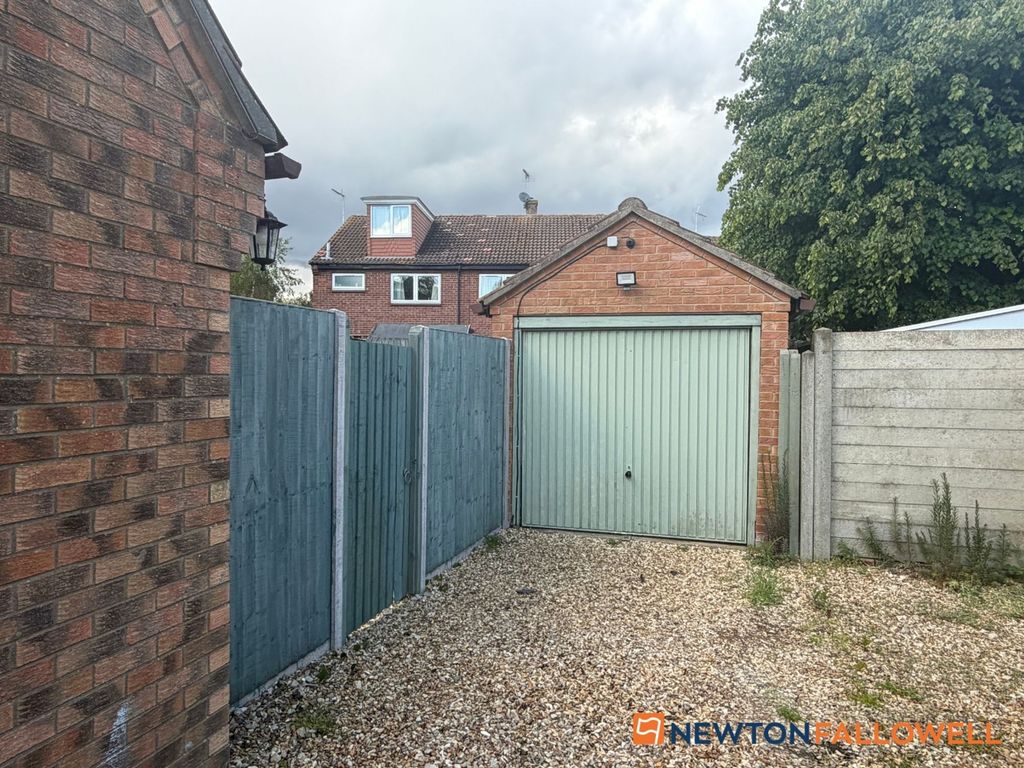 Property photo 3 of 10 Garage & Driveway