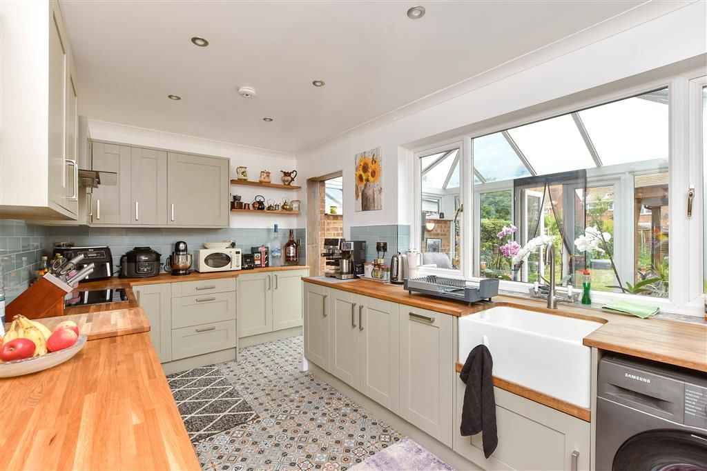 Property photo 3 of 9 Kitchen