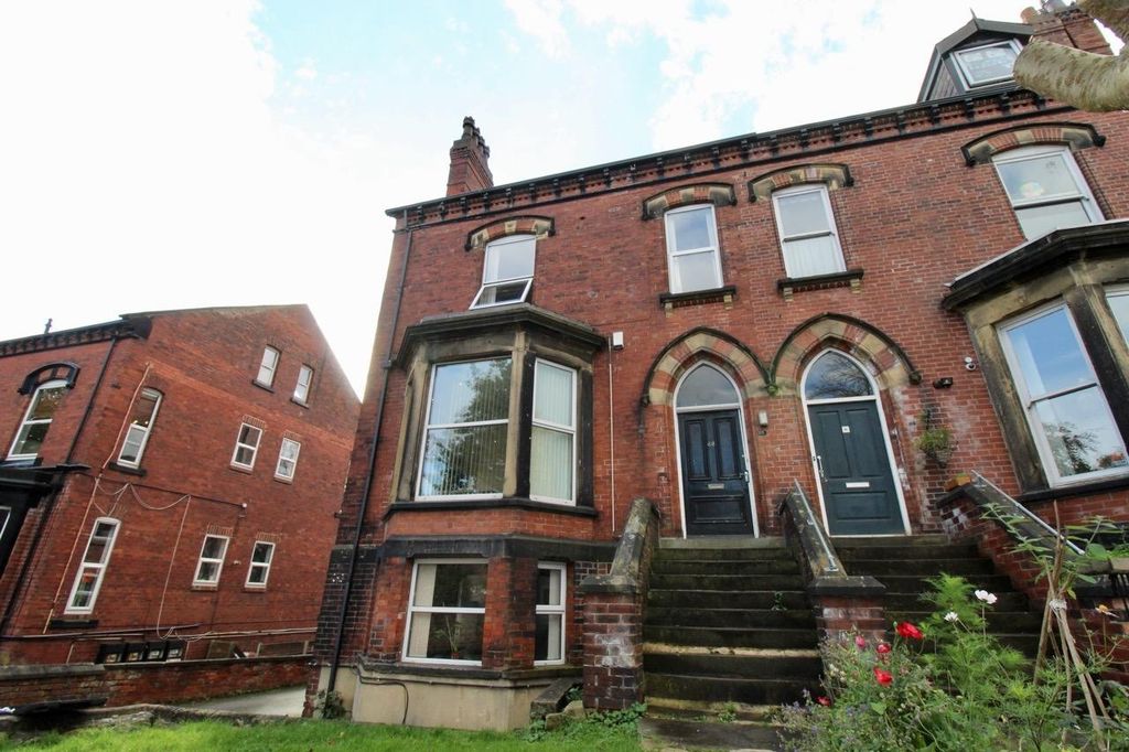 Property photo 3 of 6 Attractive Red-Brick Period Property With Bay Wind...